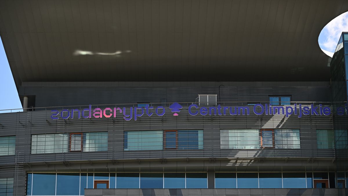 Warszawa, 23.04.2026. Siedziba Polskiego Komitetu Olimpijskiego ?Zondacrypto Centrum Olimpijskie im. Jana Pawła II? przy ul. Wybrzeże Gdyńskie 4 w Warszawie, 23 bm. Prezes PKOl Radosław Piesiewicz w reakcji na aferę Zondacrypto postawił ultimatum, że jeśli do końca kwietnia nie wpłyną środki z giełdy kryptowalut, to zerwie umowę sponsorską. Umowa podpisana w październiku 2025 roku wiązała się m.in. z rebrandingiem siedziby PKOl, która przyjęła nazwę "zondacrypto Centrum Olimpijskie", co doskonale podkreśla zainstalowany w lutym wielki neon reklamowy. Obecnie Zondacrypto objęte jest postępowaniem prokuratorskim dotyczącym oszustw znacznej wartości. Wśród poszkodowanych są polscy olimpijczycy, którzy część nagród mieli dostać w tokenach wyemitowanych przez Zondacrypto. (mk) PAP/Radek Pietruszka