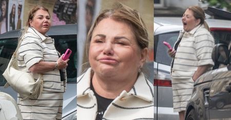 Zaspana Katarzyna Niezgoda o poranku snuje się po Warszawie w pasiastym wdzianku