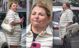 Zaspana Katarzyna Niezgoda o poranku snuje się po Warszawie w pasiastym wdzianku
