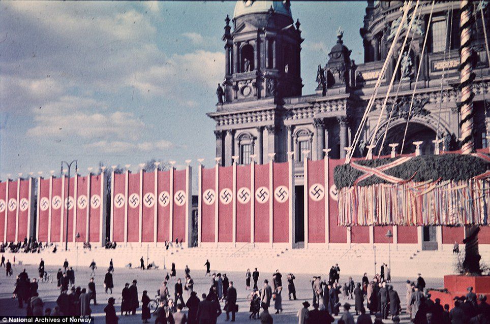 Pogodna, kolorowa wiosna 1937 roku w Berlinie. Ulice pełne swastyk, żołnierzy i... spokoju 13
