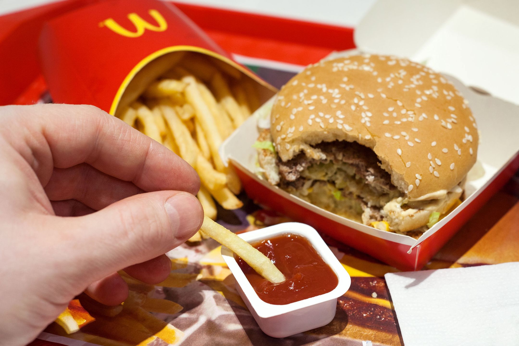Frytki i hamburger z sieci McDonalds