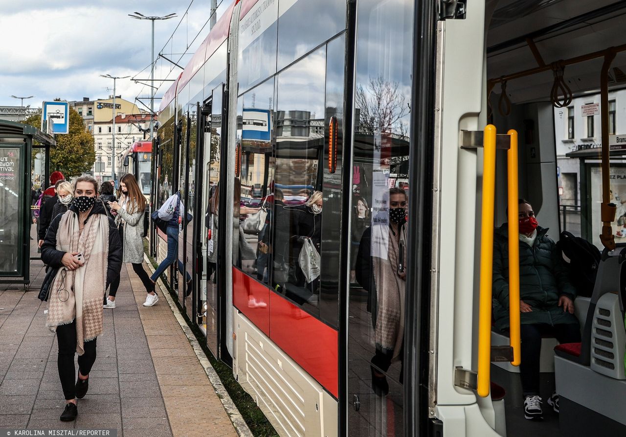 Gdańsk. Druga fala COVID-19 w Polsce. Komunikacja miejska z ograniczeniami w czasie epidemii.