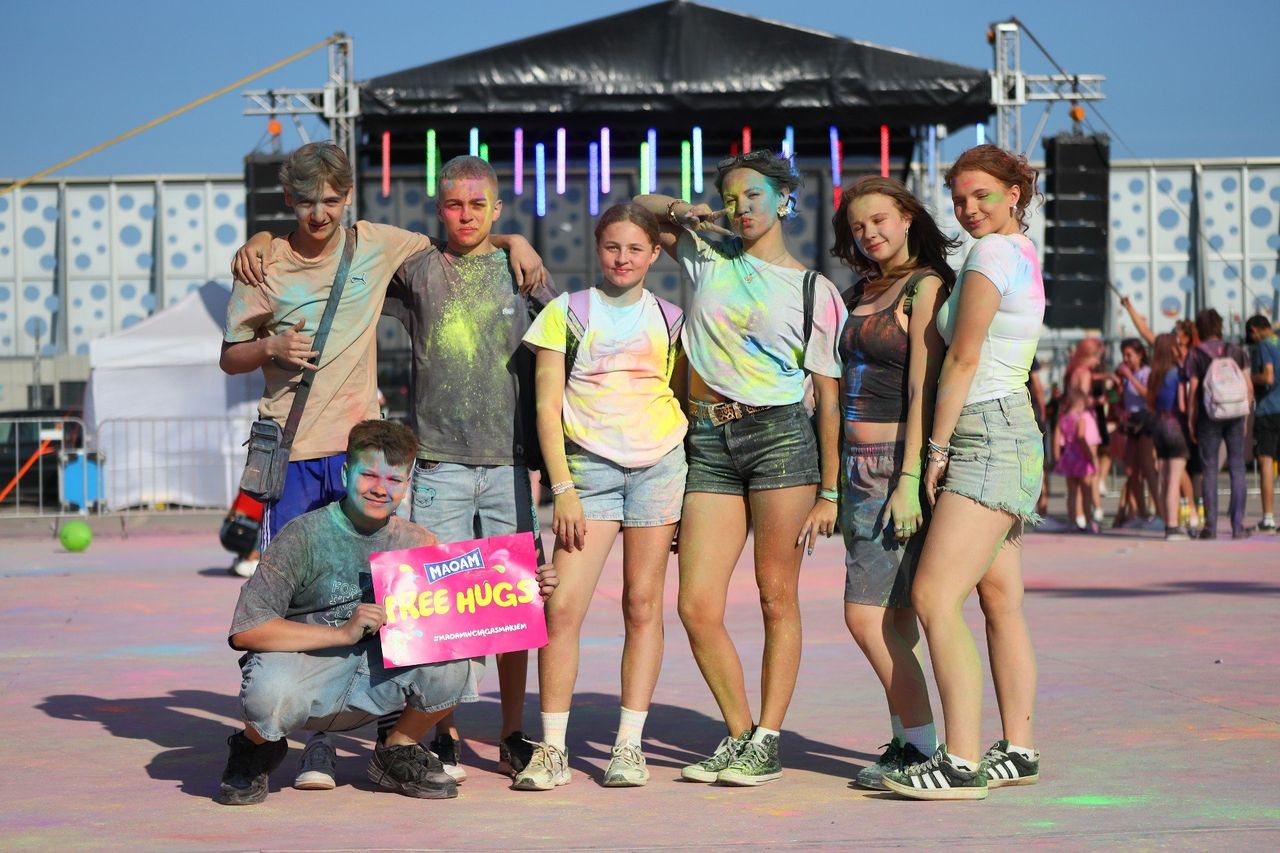 Festiwal Kolorów na dachu Galerii Korona. Kielczanie przywitali lato w rytmie muzyki i kolorów. Wiele radości, słońca i uśmiechów