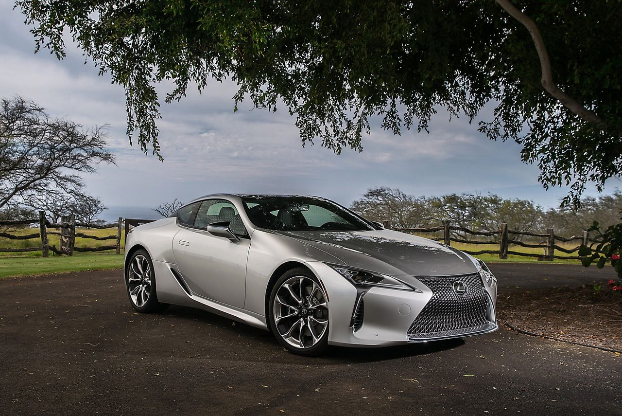 Lexus LC przeszedł facelifting. Wygląda tak samo, ale zmiany pojawiły się w środku