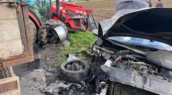Rawicz: Groźny wypadek. Auto zderzyło się z ciągnikiem