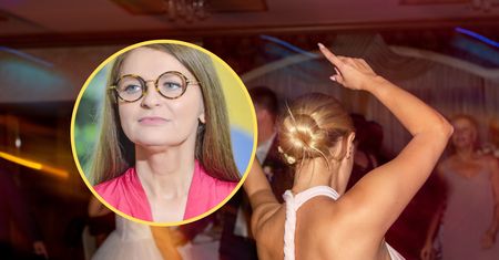 Wiele osób robi tak na weselach. Ekspertka mówi, że to faux pas