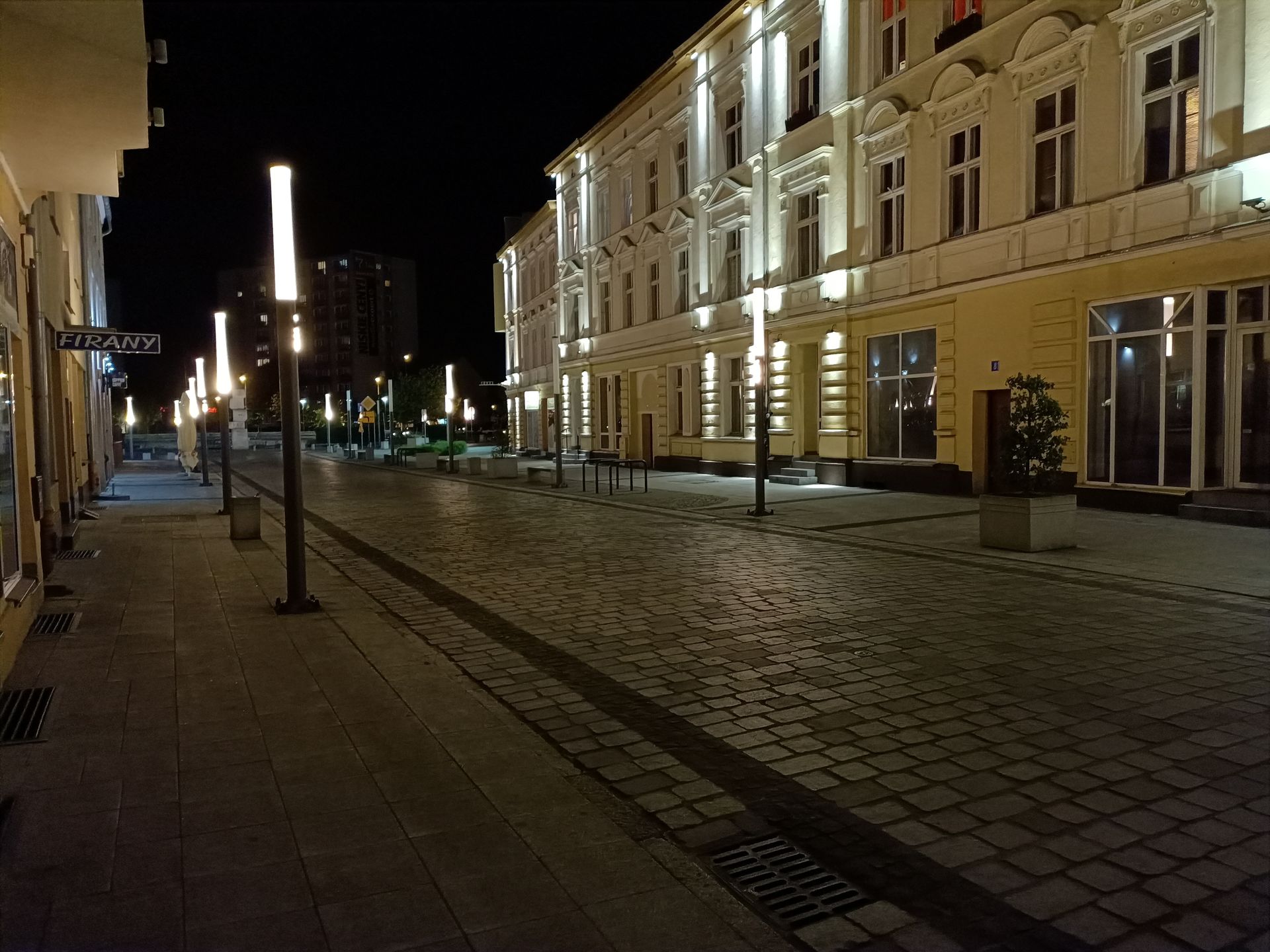 Taniej, ale i bardziej nijako. Test OPPO Reno 3 73