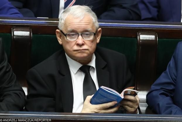 Kaczyński pędził na wigilię partyjną i łamał przepisy drogowe... Nie ustąpił nawet pieszym!
