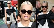 Zdesperowana Rita Ora walczy o tytuł modowej ikony w sukience z gigantyczną kokardą