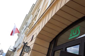 ZUS rozpoczyna wypłaty czerwcowych emerytur. W te dni dostaniesz pieniądze na konto