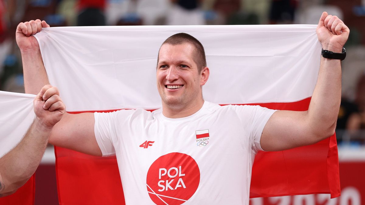 TOKYO, JAPAN - AUGUST 04:  Wojciech Nowicki of Team Poland celebrates after winning the gold medal in the Men's Hammer final on day twelve of the Tokyo 2020 Olympic Games at Olympic Stadium on August 04, 2021 in Tokyo, Japan. (Photo by Patrick Smith/Getty Images)