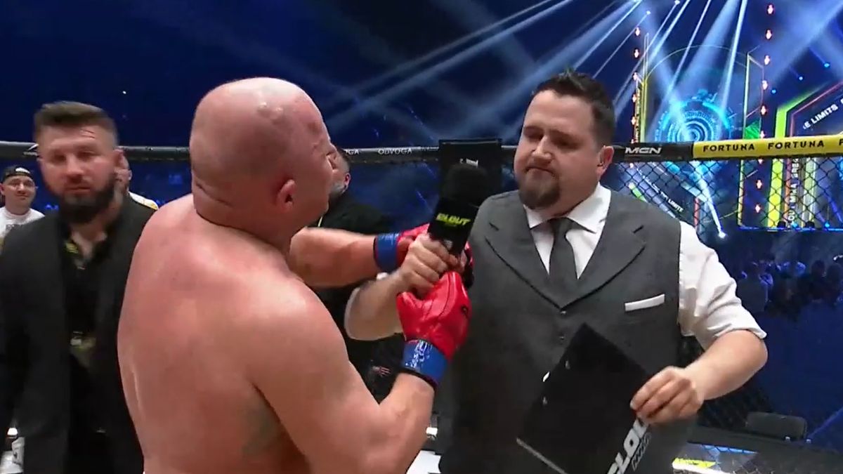 Jacek Murański próbuje wyrwać mikrofon prowadzącemu. Chwilę potem transmisja dobiega końca