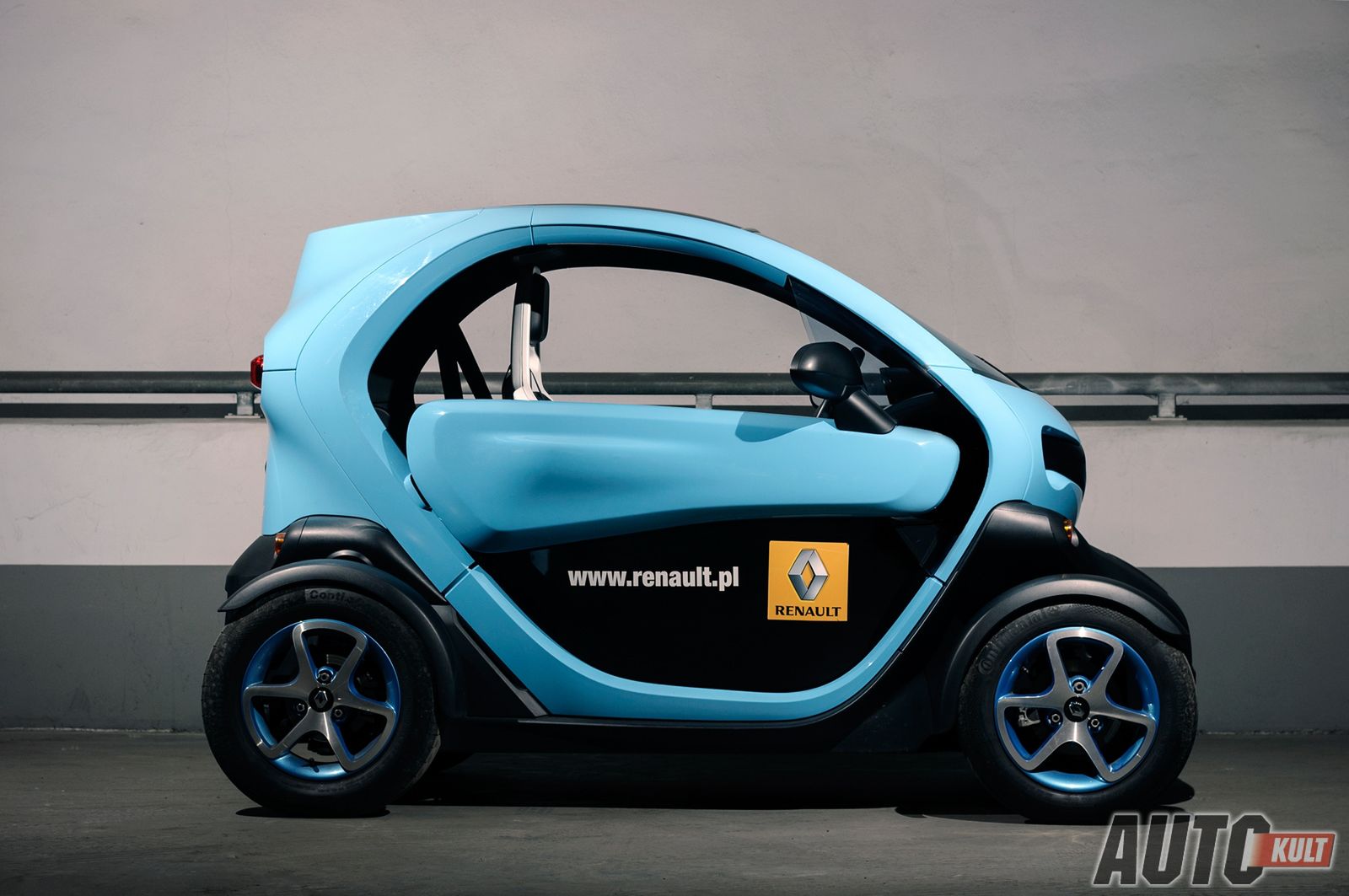 Renault Twizy ma nieco ponad 2,5 metra długości - dzięki czemu można zaparkować nim praktycznie wszędzie.