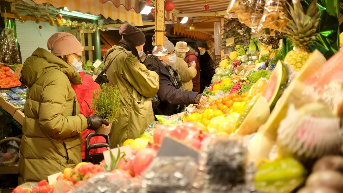 Prof. Parczewski uważa, że decyzje dotyczące ewentualnego lockdownu są jeszcze przed nami. 