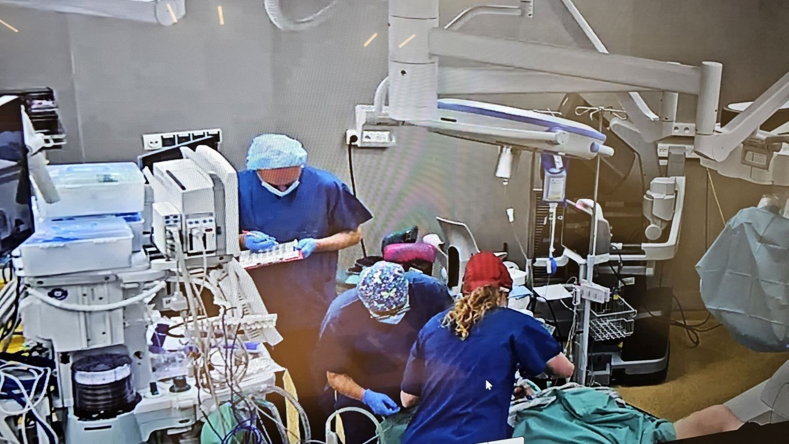 Synektik jest m.in. wyłącznym dystrybutorem na Polskę, Czechy, Słowację, Litwę, Łotwę i Estonię systemów robotycznych dla chirurgii małoinwazyjnej da Vinci 