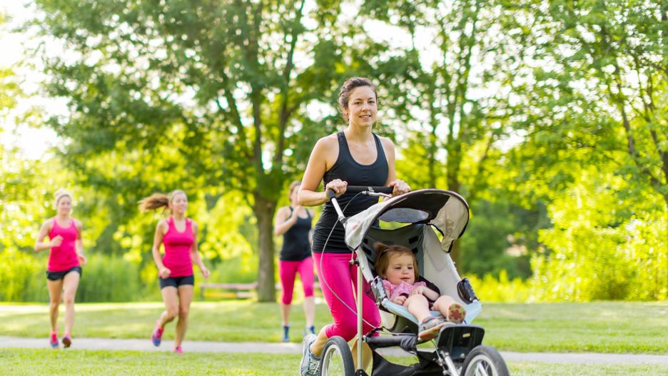 Dziecko w spacerówce z mamą