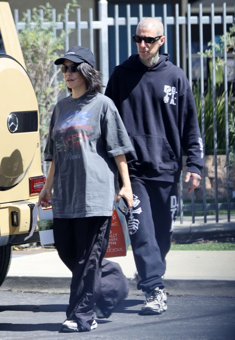 Kourtney Kardashian idzie do sklepu z Travisem Barkerem