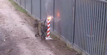 Migranci podpalili znak graniczny. Jest nagranie