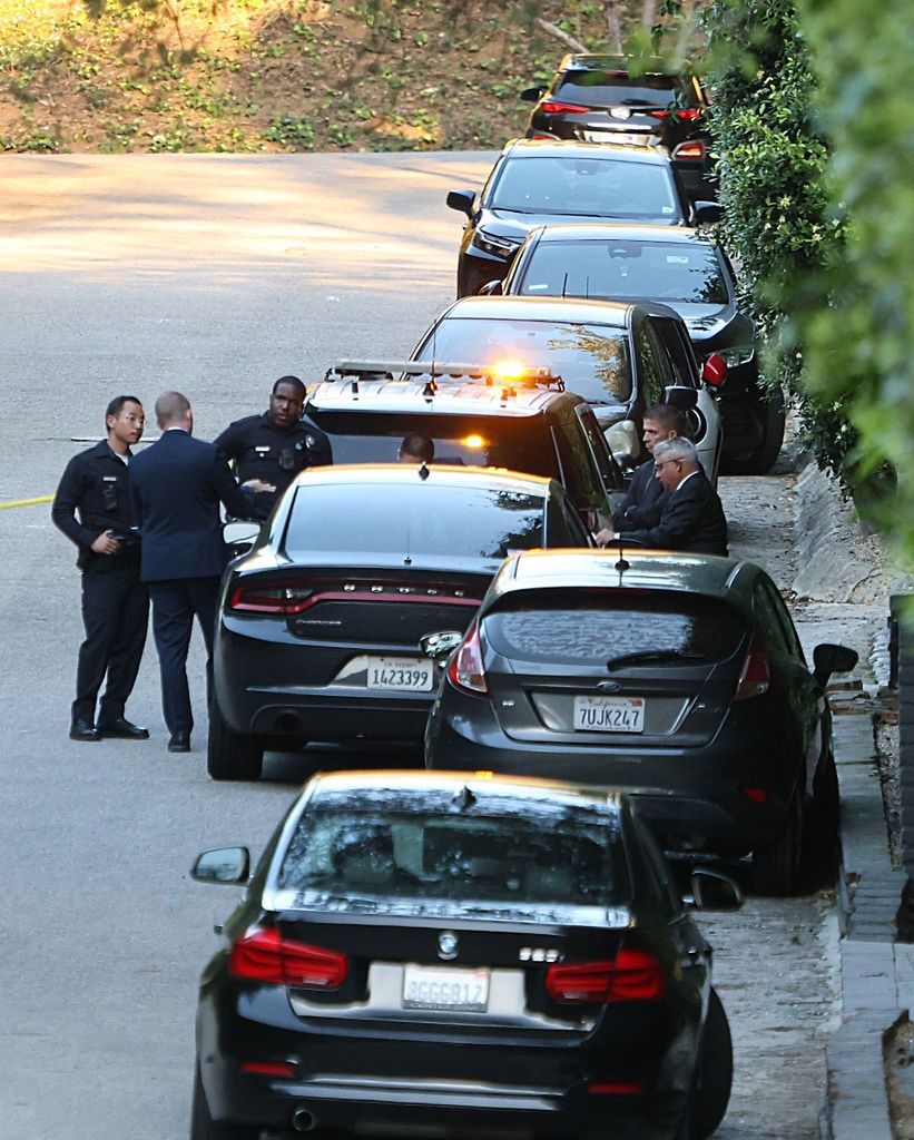 Policjanci przed domem Rihanny