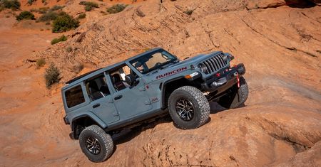 Jeep opublikował cennik odświeżonego Wranglera. Wraca wersja bez hybrydy, czyli taniej i lepiej
