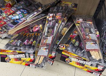 Nawet 5 tys. zł za puszczanie fajerwerków. Za to może ukarać policja