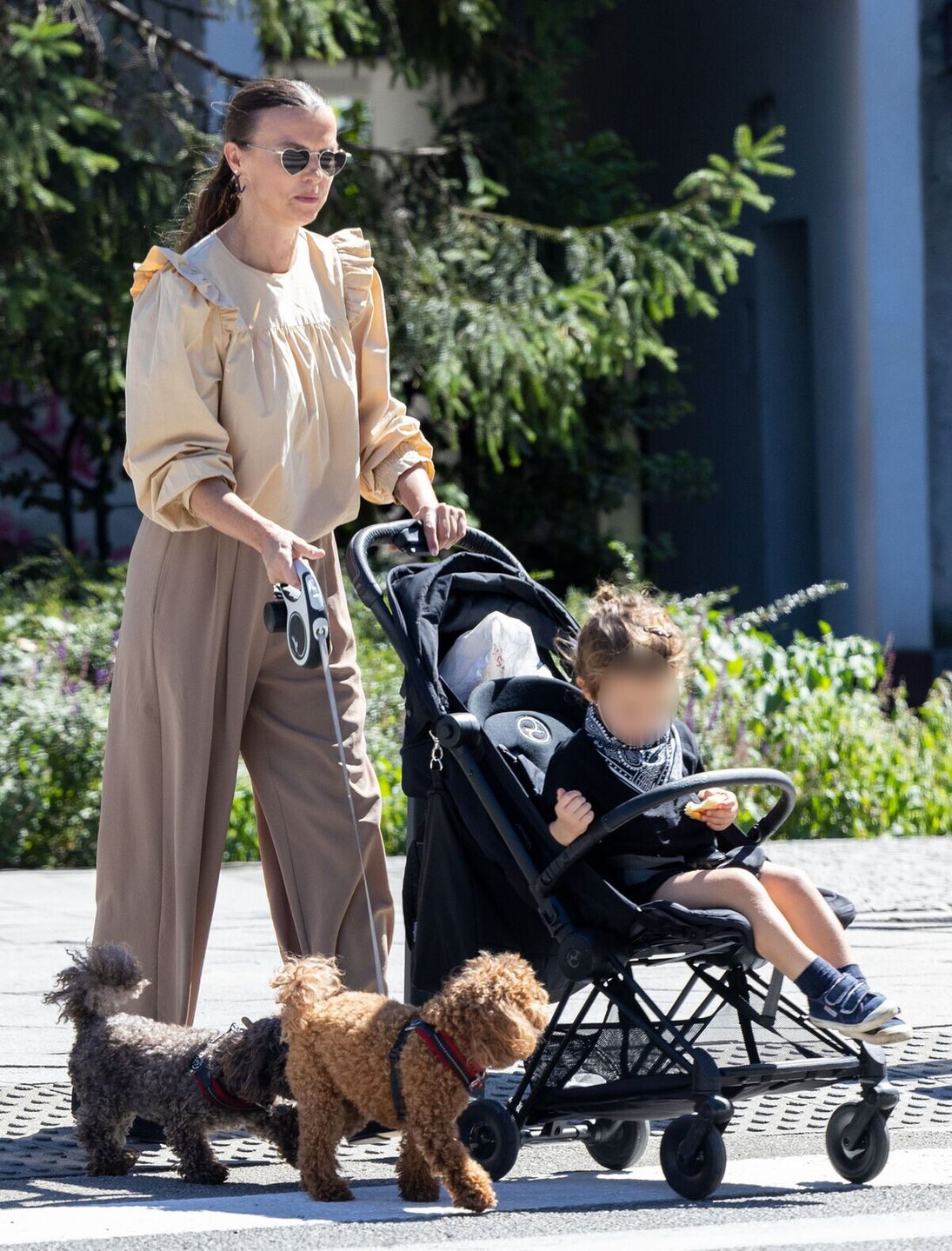 Katarzyna Sokołowska spaceruje z 2-letnim synem