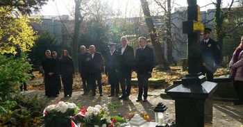 Poznań: Prezydent, marszałek i arcybiskup wspólnie zapalili znicze