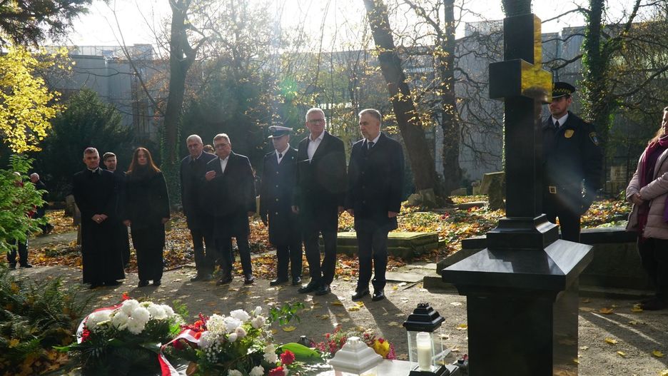 Złożenie kwiatów na grobach zasłużonych Wielkopolan