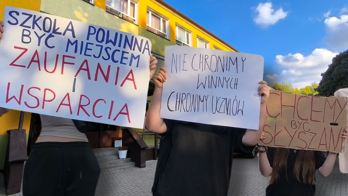 Protest uczniów przez Zespołem Szkół Włókienniczo-Odz w Lublinie