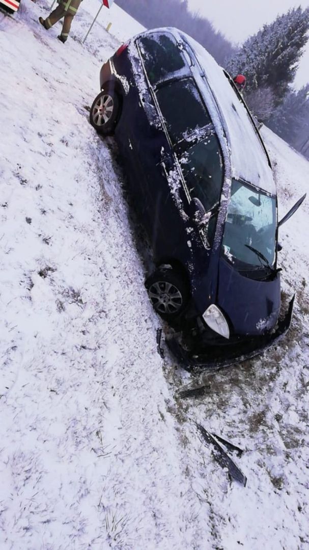 Po opadach śniegu lokalnie ślisko. Auto w rowie, jedna osoba poszkodowana (zdjęcia)