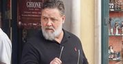 Crowe na wakacjach. Młoda partnerka aktora wbudza zainteresowanie