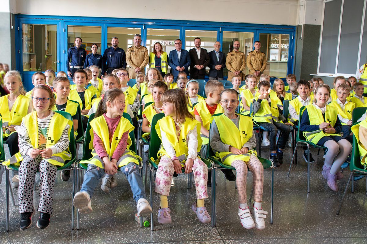 Kamizelki odblaskowe dla uczniów powiatu poznańskiego fot. Starostwo Powiatowe w Poznaniu