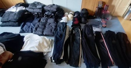 Podróbki znanych marek na targowisku. Policja zabezpieczyła ponad 300 sztuk odzieży!