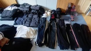 Podróbki znanych marek na targowisku. Policja zabezpieczyła ponad 300 sztuk odzieży!