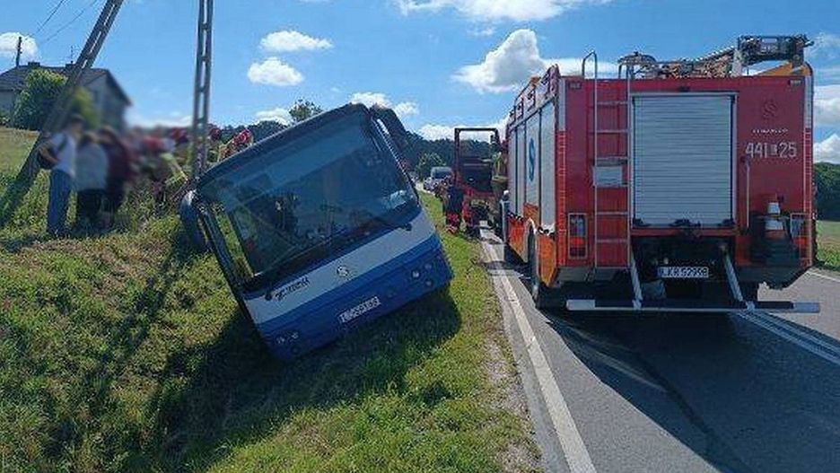Autokar z wycieczką szkolną wpadł do rowu
