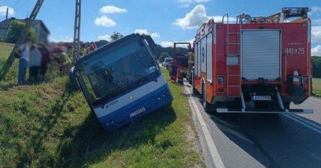 Koszmarny finał wycieczki szkolnej. Autokar z dziećmi w rowie