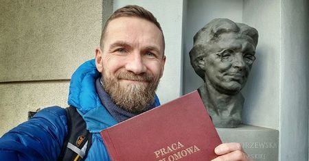Kossakowski właśnie skończył studia. Oto wykształcenie 51-latka