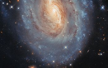 Hubble polował na supernowe. Na zdjęciu galaktyki pojawiła się linia