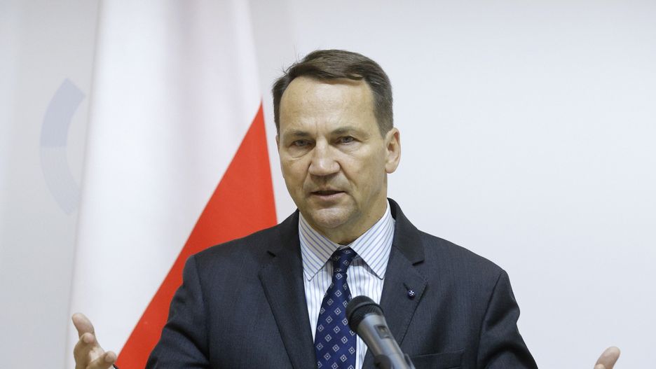 Ukraińcy nie chcą wracać do kraju i walczyć? Sikorski ma pomysł