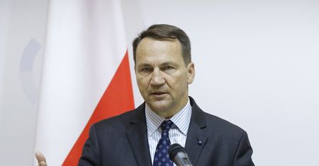 Ukraińcy nie chcą wracać do kraju i walczyć? Sikorski ma pomysł