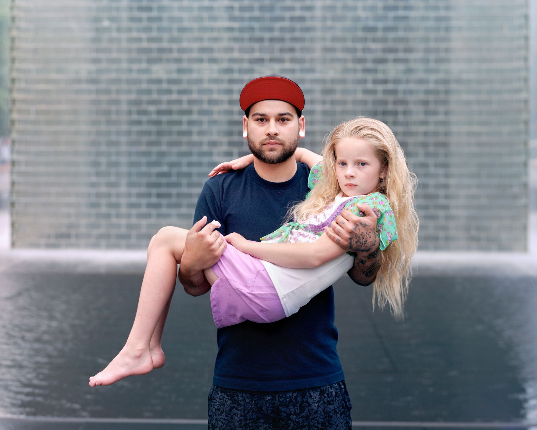 Dotykanie nieznajomych? Do tego zachęca fotograf w projekcie “Touching Strangers” 4