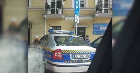 Straż miejska zaparkowała na miejscu dla niepełnosprawnych. Interweniowała policja