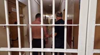 Dłutów: 35-latek zdemolował drzwi do sklepu