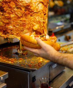 Cztery razy włamał się do kebaba. Wyniósł 75 kg mięsa i pomroził