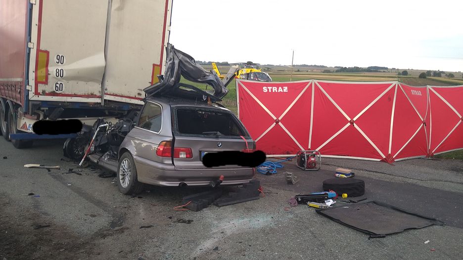 Wrocław. Kolejny śmiertelny wypadek na krajowej ósemce. Samochód wjechał w stojącą ciężarówkę