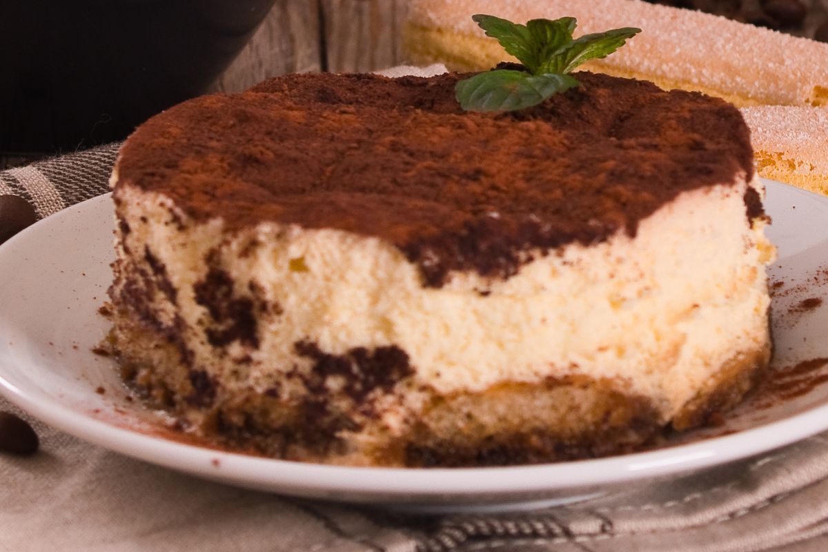 Cake with nut cream without baking can be prepared in no time