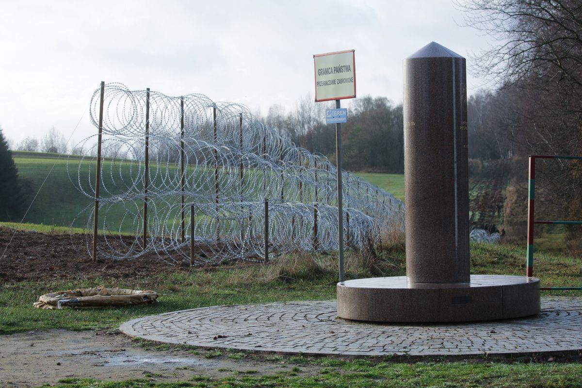 Ozdobny słup graniczny, który pokazuje, że w tym miejscu stykają się granice Polski, Litwy i Rosji 
