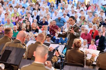 Koncert orkiestry wojskowej na zakończenie Dnia Flagi w Toruniu