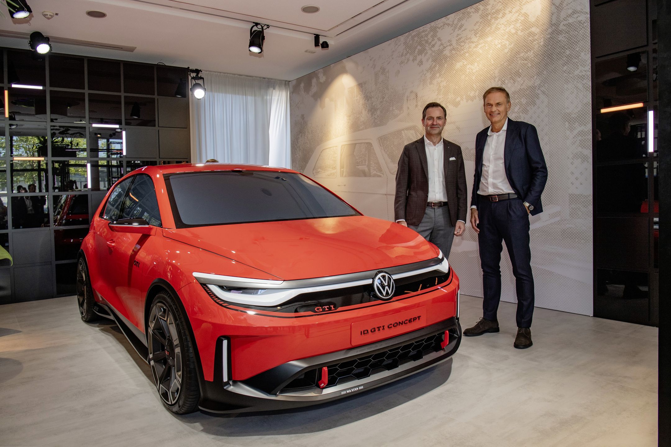 Oliver Blume (z prawej) z zapowiedzią przyszłego modelu ID.2 GTI