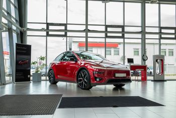 Tesla Model Y Performance wjechała do polskich salonów. "Telefony się urywają"
